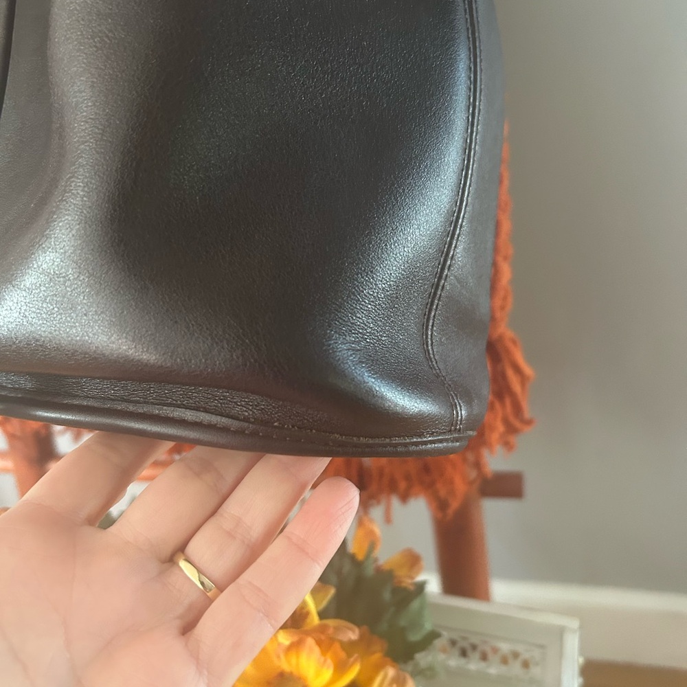 Elegant Brown Leather Bucket Bag - Picture 11 of 16
